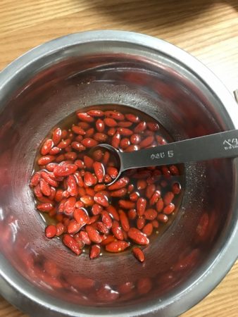 金針菜のクコの実和え